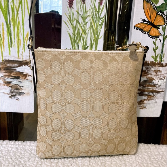 ⭐️LIKE NEW⭐️COACH 52576 NORTH/SOUTH SIGNATURE CROSSBODY - Picture 5 of 9
